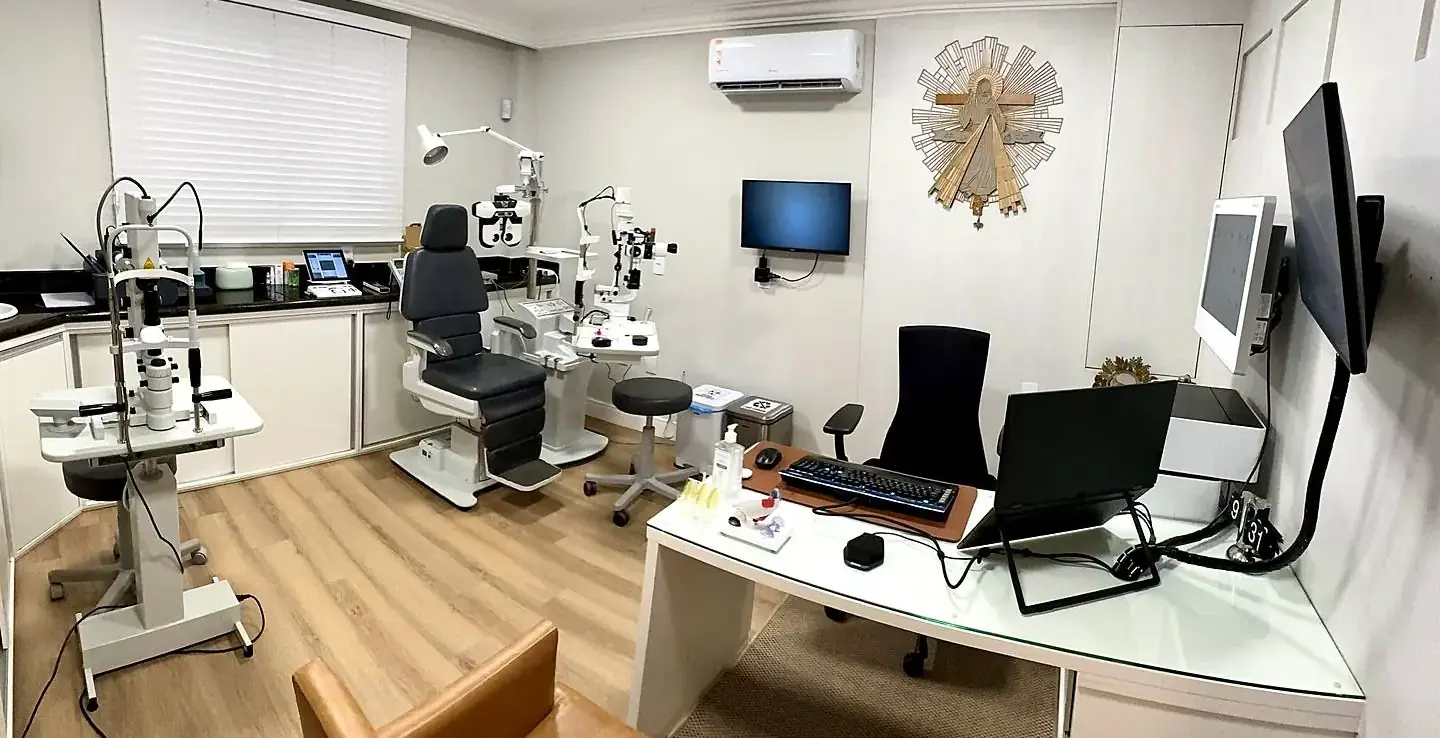 Consultório da Clínica Alexandre Durão em Santa Teresa, com os equipamentos de exame