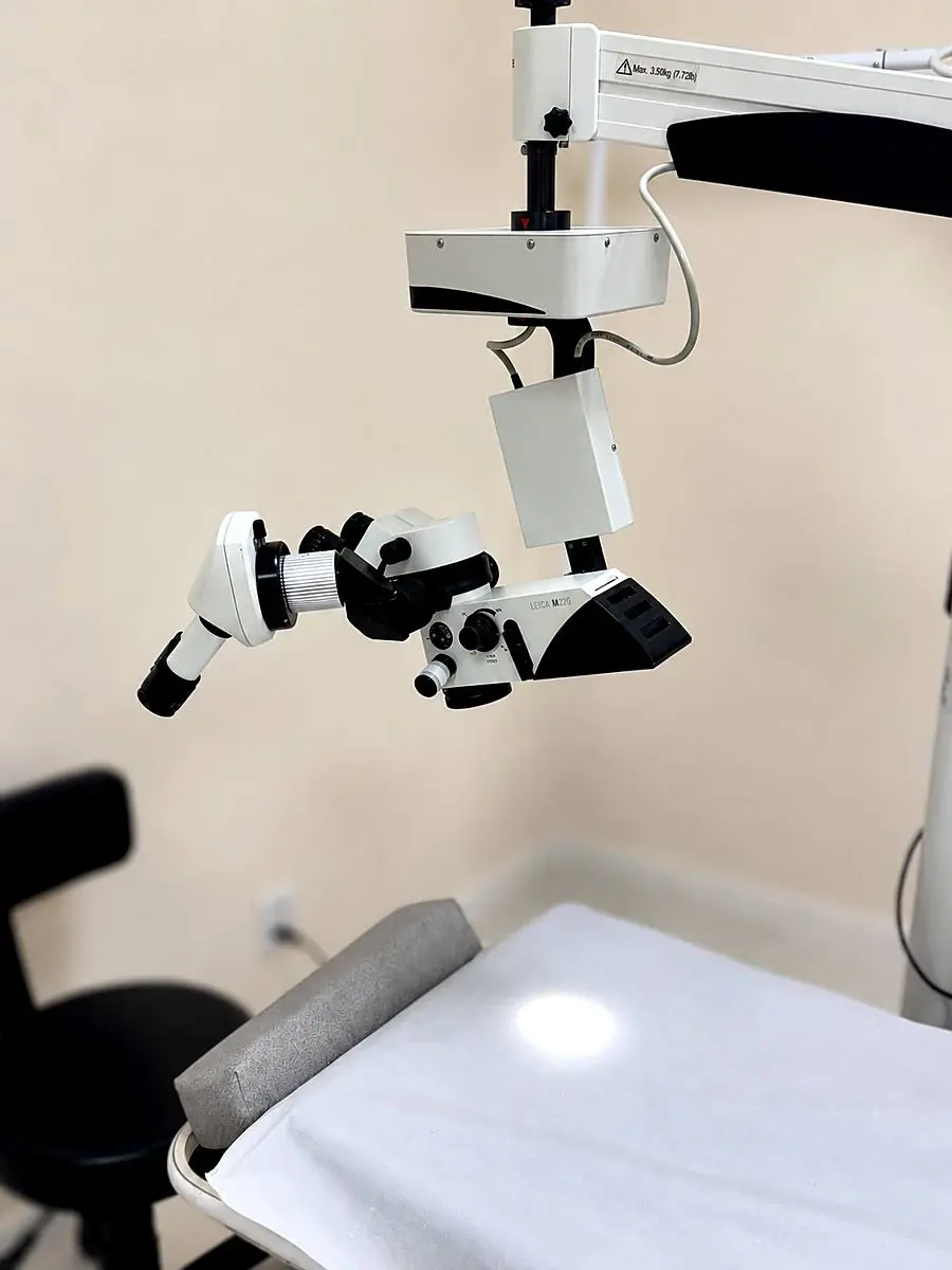 Microscópio cirúrgico sobre a maca, na sala onde são feitas as injeções intravítreas